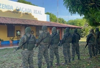Policiais buscam senador Telmário Mota na fazenda do político (Foto: PCRR)