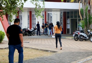 Candidatos chegam ao local de prova (Foto: Wenderson Cabral/Folha BV)
