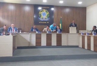 Sessão da Câmara Municipal de Alto Alegre que empossa Valdenir Magrão no cargo de prefeito interino (Foto: Divulgação)