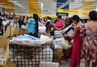 Consumidores esperam na fila desde às 5 da manhã para aproveitar promoções (Foto: Nilzete Franco/FolhaBV)