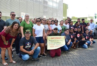 Dezenas de servidores da Saúde aguardam fim de reunião em frente à sede da Prefeitura de Boa Vista (Foto: Nilzete Franco/FolhaBV)