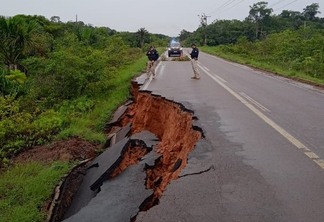 Trecho da rodovia foi interditado após desabamento (Foto: Divulgação/PRF-AM)