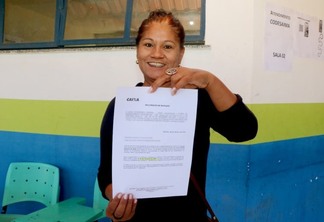 Wanderleia Batista recebeu a carta de quitação do imóvel no conjunto Vila Jardim (Foto: Wenderson Cabral)