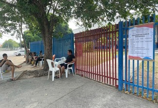 De acordo com os pais, eles estão na frente do portão desde a manhã de ontem, dia 06. (Foto: Adriele Lima/FolhaBV)