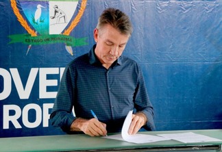 O governador Antonio Denarium assina decretos de incentivos fiscais durante evento de entrega de caminhões para a agricultura familiar (Foto: Wenderson Cabral/FolhaBV)