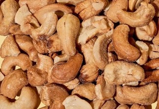 A castanha-de-caju é obtida através da fruta caju, podendo ser consumida ao natural, nos pequenos lanches, ou ser usada em preparações, como pastas, leites vegetais, farinhas, bolos, biscoitos e pães (Foto: Reprodução/Internet)