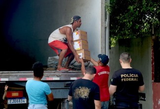 Momento em que os medicamentos são recolhidos (Foto: Wenderson Cabral/FolhaBV)