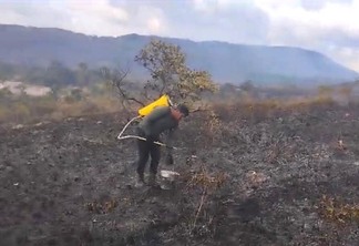 Sem ajuda das autoridades, moradores de Tepequém fazem o que podem para tentar conter fogo na serra (Foto: Reprodução)