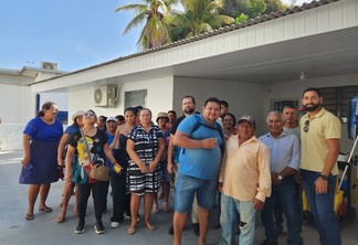 Moradores da Vila do Passarão e vilarejos próximos reunidos na Roraima Energia para reinvindicar solução de apagões (Foto: Fernanda Vasconcelos/FolhaBV)