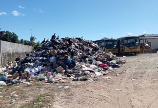A prefeitura do município não se manifestou sobre o lixo acumulado (Foto: Reprodução/Arquivo pessoal)