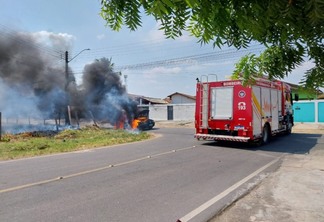 Fumaça no interior do veículo fez com que motorista e passageiro abandonassem o carro (Foto: Edilson Rodrigues)