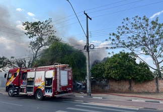 Local onde está ocorrendo o incêndio (Foto: José Magno/FolhaBV) 