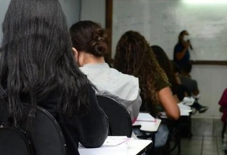 Responsáveis de alunos temem que eles tenham que ir à escola nos finais de semana e feriado para repor aulas perdidas (Foto: Arquivo/FolhaBV
