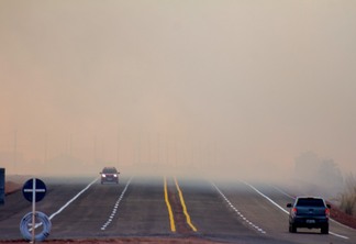 Fumaça reduz visibilidade durante período seco na rodovia estadual RR-205, em Roraima (Foto: Reynesson Damasceno)