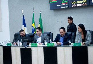 A mesa diretora da Câmara, presidida pelo vereador Genilson Costa (Foto: Reynesson Damasceno/CMBV)
