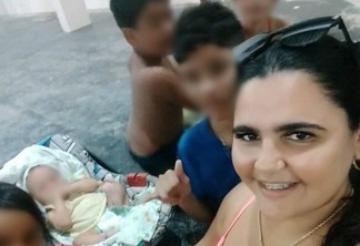 Amanda Reinaldo com cinco dos seis filhos no ano de 2019. (Foto: reprodução/redes sociais)