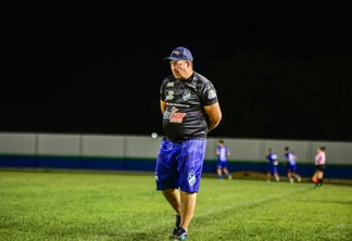 O técnico Chiquinho Viana à frente do Mundão no Estadual (Foto: Hélio Garcias/São Raimundo)