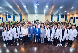 Anúncio foi feito durante Cerimônia do Jaleco de alunos de Medicina da Uerr (Foto: Thiago Feitosa)