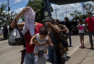 Migração em massa de venezuelanos segue na fronteira Note de Roraima (Foto: Divulgação/UOL)
