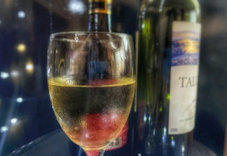 Vinho branco pode ser uma opção menos calórica (Foto: Raisa Carvalho)