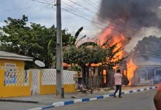Incêndio atingiu casa ao lado do comitê de campanha do candidato a prefeito de Alto Alegre, Wagner Nunes (Foto: Reprodução)