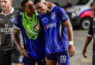 Predestinado Reis sai do banco de reservas e marca para o Mundão no Canarinho lotado. (Foto: Hélio Garcias/São Raimundo)