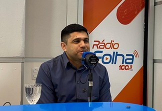 O presidente do CRM-RR, Domingos Sávio, durante o programa Agenda da Semana, da Folha FM (Foto: Lucas Luckezie/FolhaBV)