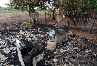Raiane da Silva teve sua casa incendiada na madrugada do último sábado, 20 (Foto: Arquivo Pessoal)