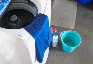 A máquina de lavar precisa de uma limpeza geral a cada seis meses para suas roupas nao ficarem sujas (Foto: Raisa Carvalho)