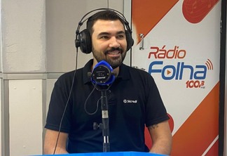 O gerente regional de desenvolvimento do Sicredi, Andrey Alba, em entrevista ao Agenda da Semana, da Folha FM (Foto: Lucas Luckezie/FolhaBV)