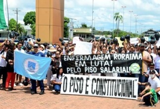Protesto organizado por profissionais da Enfermagem (Foto: Nilzete Franco/FolhaBV)