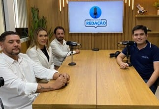 A atacante Vitória Almeida esteve acompanhada de parceiros locais na entrevista ao podcast Papo de Redação