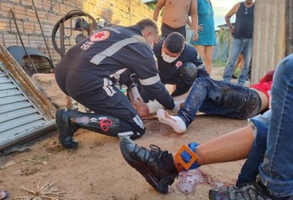 Um dos homens foi baleado no tornozelo e o outro na perna e braço (Foto: Marília Mesquita/Folha BV) 