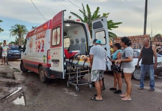 Momento em que as vítimas eram colocadas na ambulância (Foto: Marília Mesquita/Folha BV)