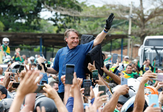 O ex-presidente Jair Bolsonaro com apoiadores em Brasília (Foto: Alan Santos/PR)