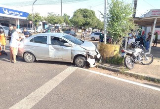 Parte frontal do carro ficou parcialmente destruída com o impacto do acidente (Foto: Divulgação/PMRR)