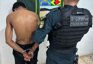 Venezuelano foi levado algemado para a delegacia de Bonfim (Foto: Divulgação)