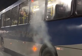 Fumaça assustou passageiros que estavam na linha 215 (Foto: Reprodção/WhatsApp)