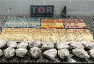 Foram apreendidos 16 invólucros de skank e R$ 7.667 oriundos do tráfico de drogas (Foto: Divulgação) 