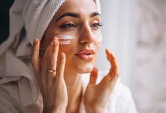 Confira 5 produtos que você não deve usar em sua rotina de skin care (Foto: Freepik)