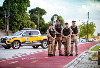 Agentes de trânsito municipais de Boa Vista durante produção de faixa (Foto: Giovani Oliveira/Semuc)