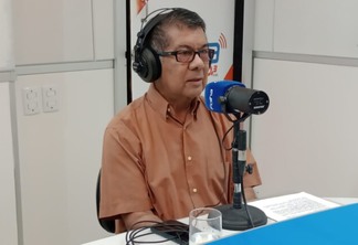 Reginaldo Gomes de Oliveira é professor doutor em Relações Internacionais.  (Foto: Estúdio/FolhaFM)