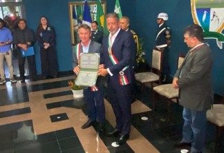 O governador Antonio Denarium entrega honraria ao presidente da Câmara, Arthur Lira (Foto: Lucas Luckezie/FolhaBV)