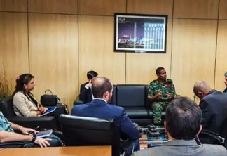O brigadeiro  guianense Omar Khan em reunião no Ministério da Defesa do Brasil (Foto: Divulgação)