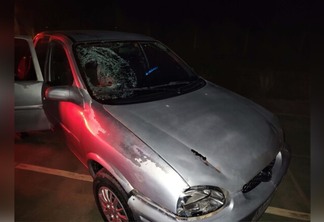 Impacto quebrou vidro frontal do carro (Foto: Divulgação/PMRR)