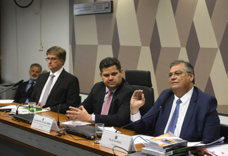 A mesa da CCJ, presidida pelo senador Davi Alcolumbre, durante sabatina a Flávio Dino e Paulo Gonet (Foto: Jefferson Rudy/Agência Senado)