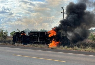 Caminhão do Exército Brasileiro pega fogo na fronteira com a Guiana após tombamento na rodovia BR-401 (Foto: Divulgação)
