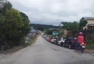 Grande fila para abastecer em posto provisório de Pacaraima neste sábado (Foto: Divulgação)