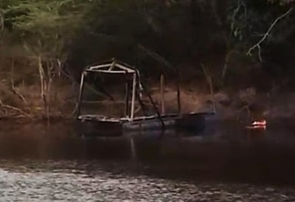 Balsa guianense incendiada no rio Maú (Foto: Divulgação)