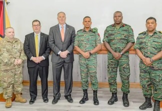 O vice-secretário adjunto de Defesa dos EUA para o Hemisfério Ocidental, Daniel Erikson, é o terceiro a partir da esquerda e o Chefe do Estado-Maior do GDF, brigadeiro Omar Khan, é o quarto a partir da esquerda (Foto: GDF)